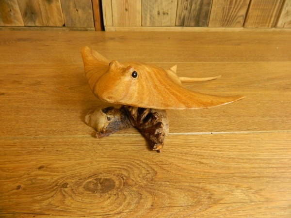 Hand Carving Wooden Sting Ray On Parasite Wood - 20cm